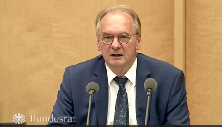 Ministerpräsident Dr. Reiner Haseloff leitet als Bundesratspräsident die Sondersitzung