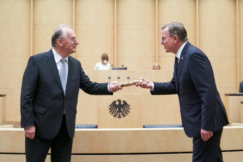 Ministerpräsident Dr. Reiner Haseloff übergibt den Staffelstab an Ministerpräsident Bodo Ramelow