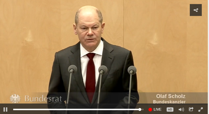 Im Bundesrat spricht Bundeskanzler Olaf Scholz