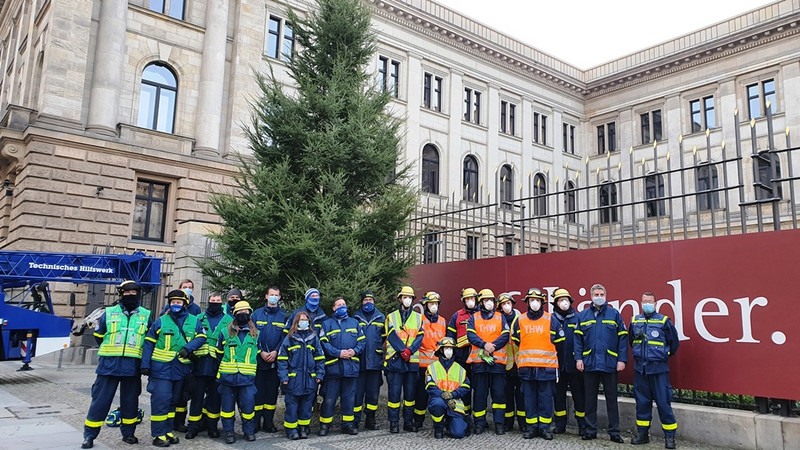 Weihnachtsbaumaufstellen: Helfer und Helferinnen vom THW